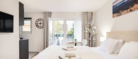 Boutique Studio with Balcony 30m2 | Blackout drapes, soundproofing, iron/ironing board, free WiFi