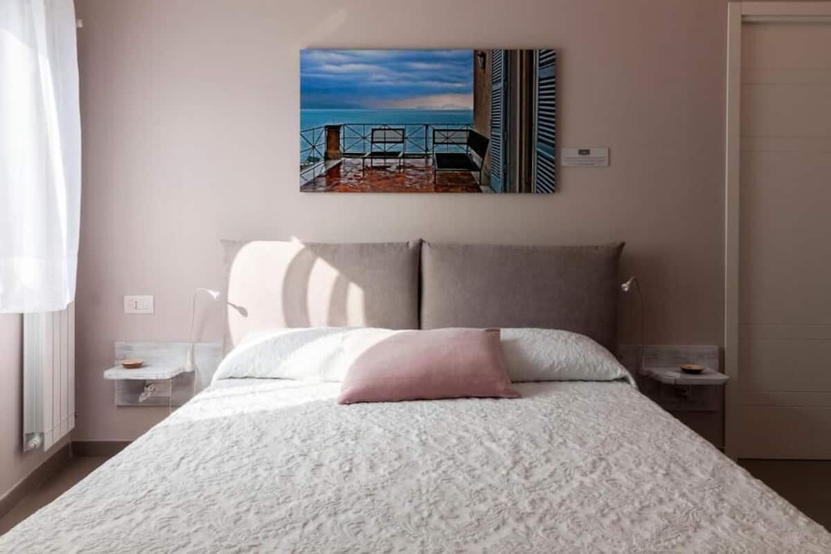Appartamento familiare, 1 letto queen con divano letto, vista città | Una cassaforte in camera, tende oscuranti, ferro/asse da stiro