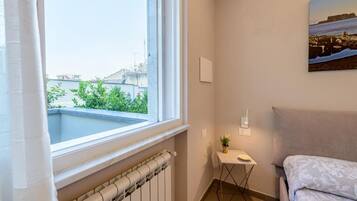 Peti besi dalam bilik, langsir/tirai gelap terus