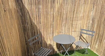 St James Dairy, house by the harbour. 5 minute walk to tunnels beaches. Sleeps 8