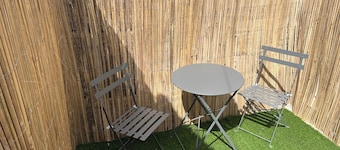St James Dairy, house by the harbour. 5 minute walk to tunnels beaches. Sleeps 8