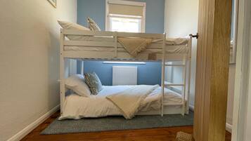 3 bedrooms, iron/ironing board, WiFi, bed sheets