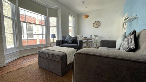 St James Dairy, house by the harbour. 5 minute walk to tunnels beaches. Sleeps 8