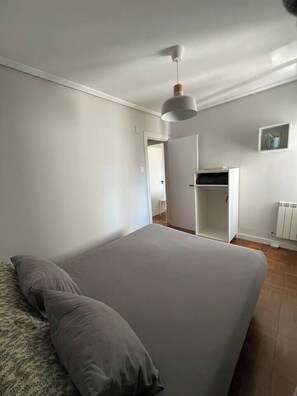 3 slaapkamers, een strijkplank/strijkijzer, reisbedje, wifi