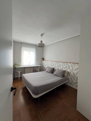 3 habitaciones, tabla de planchar con plancha, cuna de viaje y wifi 