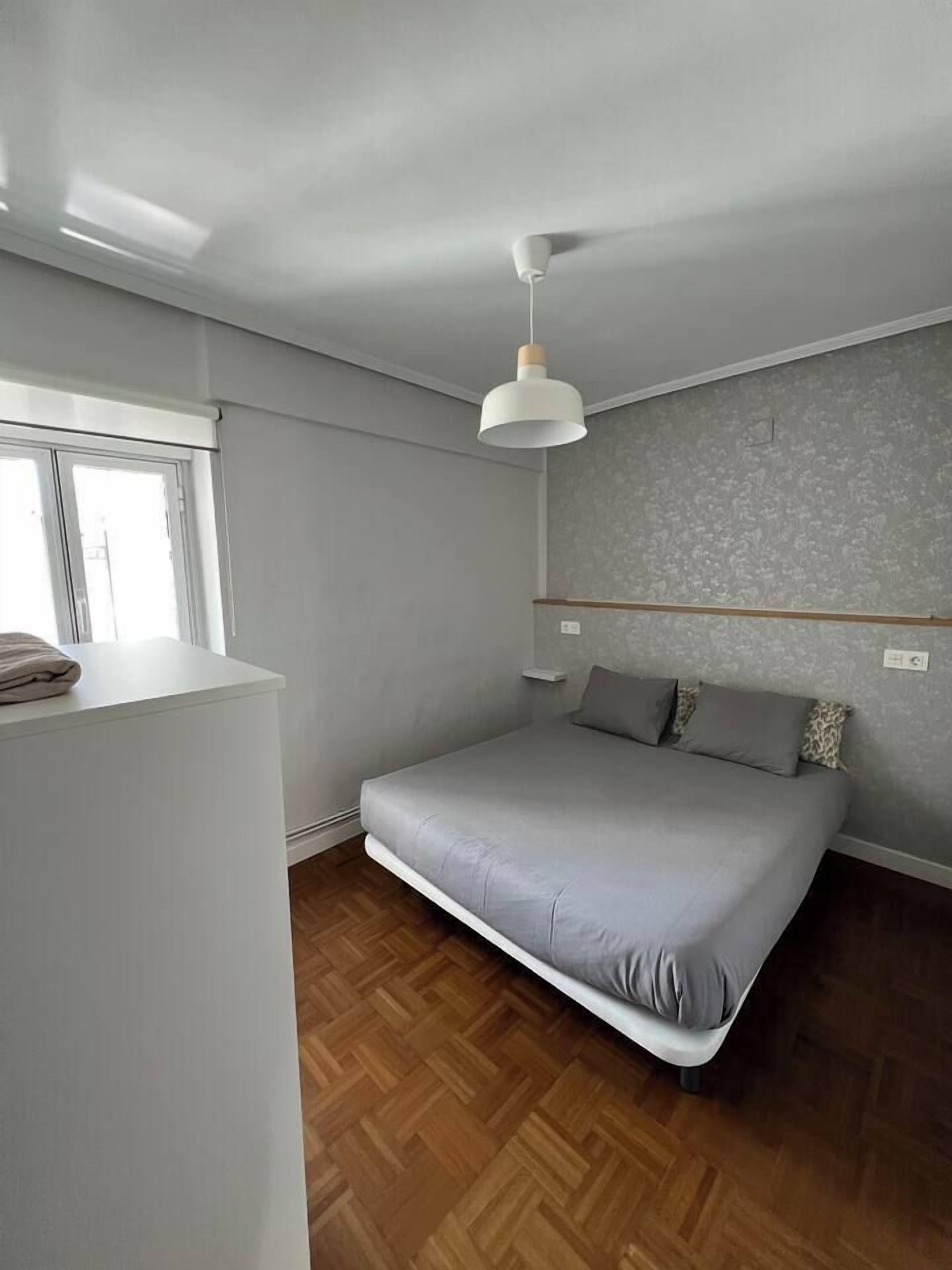 3 slaapkamers, een strijkplank/strijkijzer, reisbedje, wifi