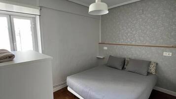 3 slaapkamers, een strijkplank/strijkijzer, reisbedje, wifi