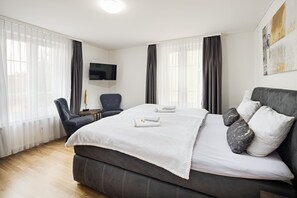 Desk, laptop workspace, soundproofing, iron/ironing board - VISIMO Apartments Felsenstrasse St Gallen - Elegant heritage building in a quiet neighbourhood (St. Gallen)