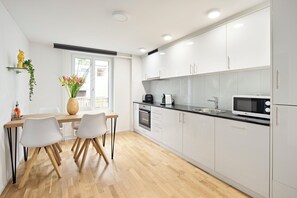 Apartamento, vistas a la ciudad | Servicio de comidas en la habitación