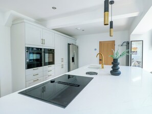 Dishwasher, cookware/dishes/utensils - Iscoed (Rhosneigr)