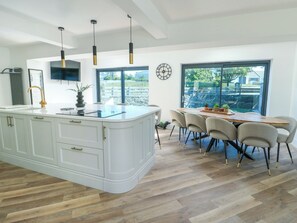 Dishwasher, cookware/dishes/utensils - Iscoed (Rhosneigr)