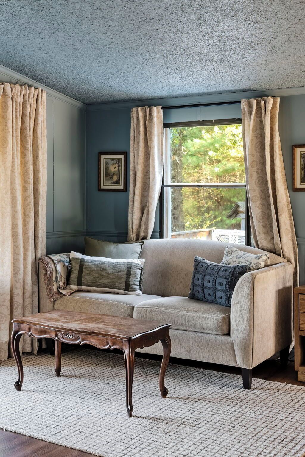 Smart TV, DVD player, books