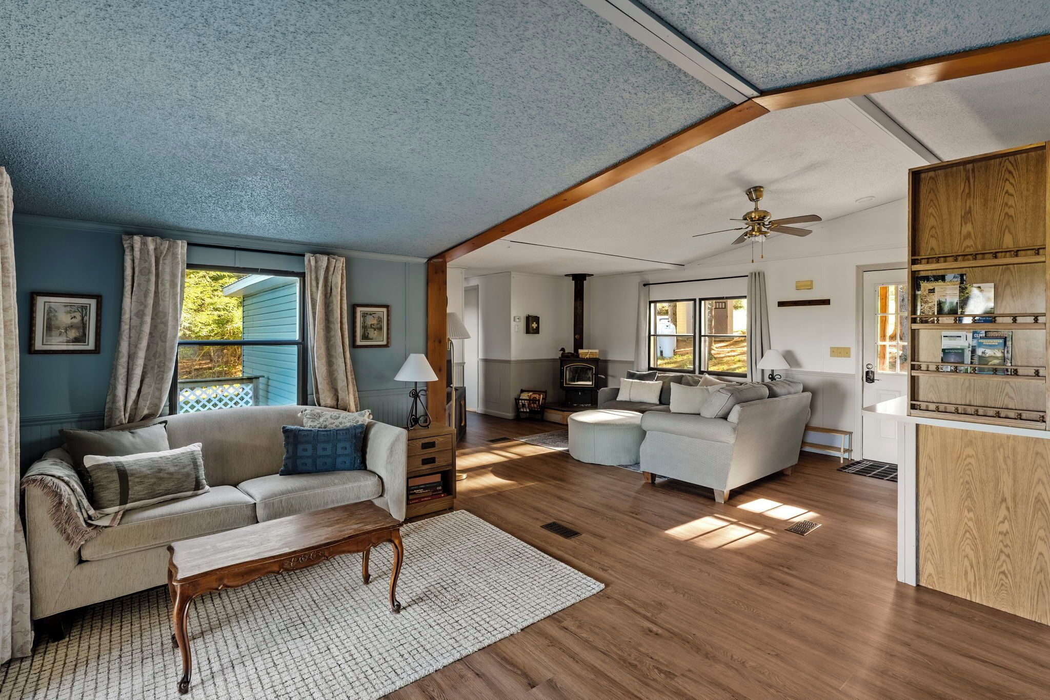 Smart TV, reproductor de DVD y libros 