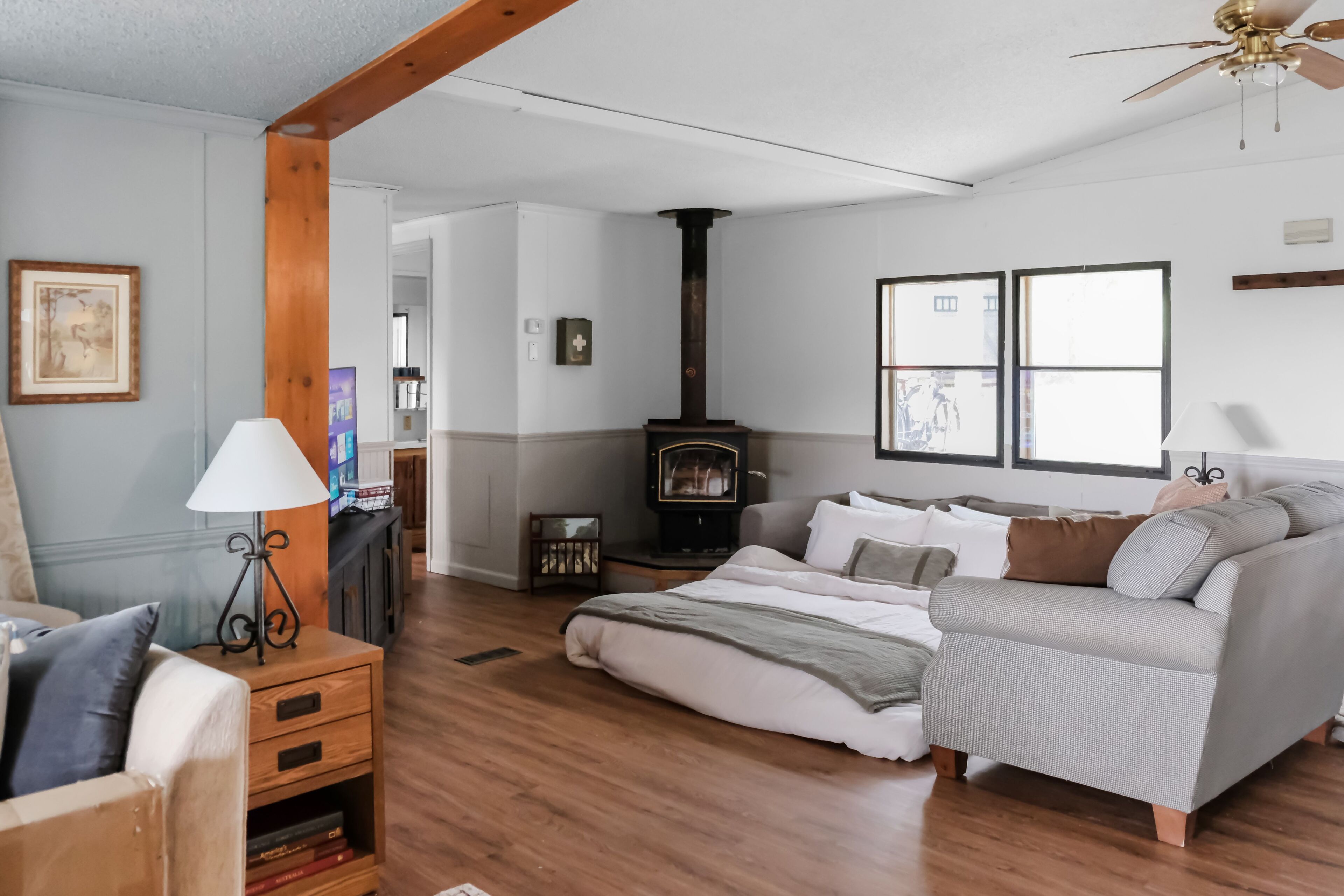 2 habitaciones, tabla de planchar con plancha y cuna de viaje 