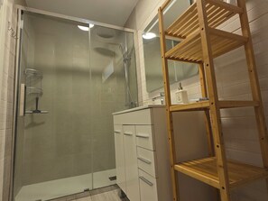 Dusche, Haartrockner, Bidet, Seife