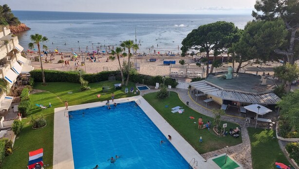 A pool area with a view of the beach and ocean. - BEACH FRONT APARTMENT (Salou)
