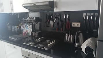 Een koelkast, een magnetron, een oven, een kookplaat