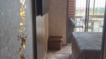 1 slaapkamer, een strijkplank/strijkijzer, wifi, beddengoed