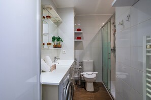 Shower, hair dryer, towels