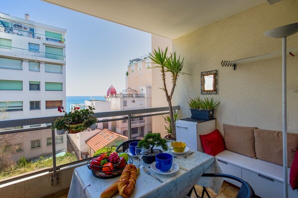 Outdoor dining - LES CARAIBES AP4473 by Riviera Holiday Homes (Niza)