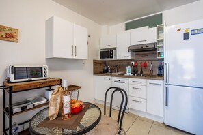 Kühlschrank, Mikrowelle, Ofen, Geschirrspüler