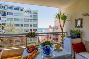 Outdoor dining - LES CARAIBES AP4473 by Riviera Holiday Homes (Niza)