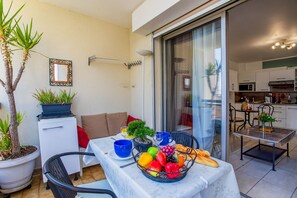 Outdoor dining - LES CARAIBES AP4473 by Riviera Holiday Homes (Niza)