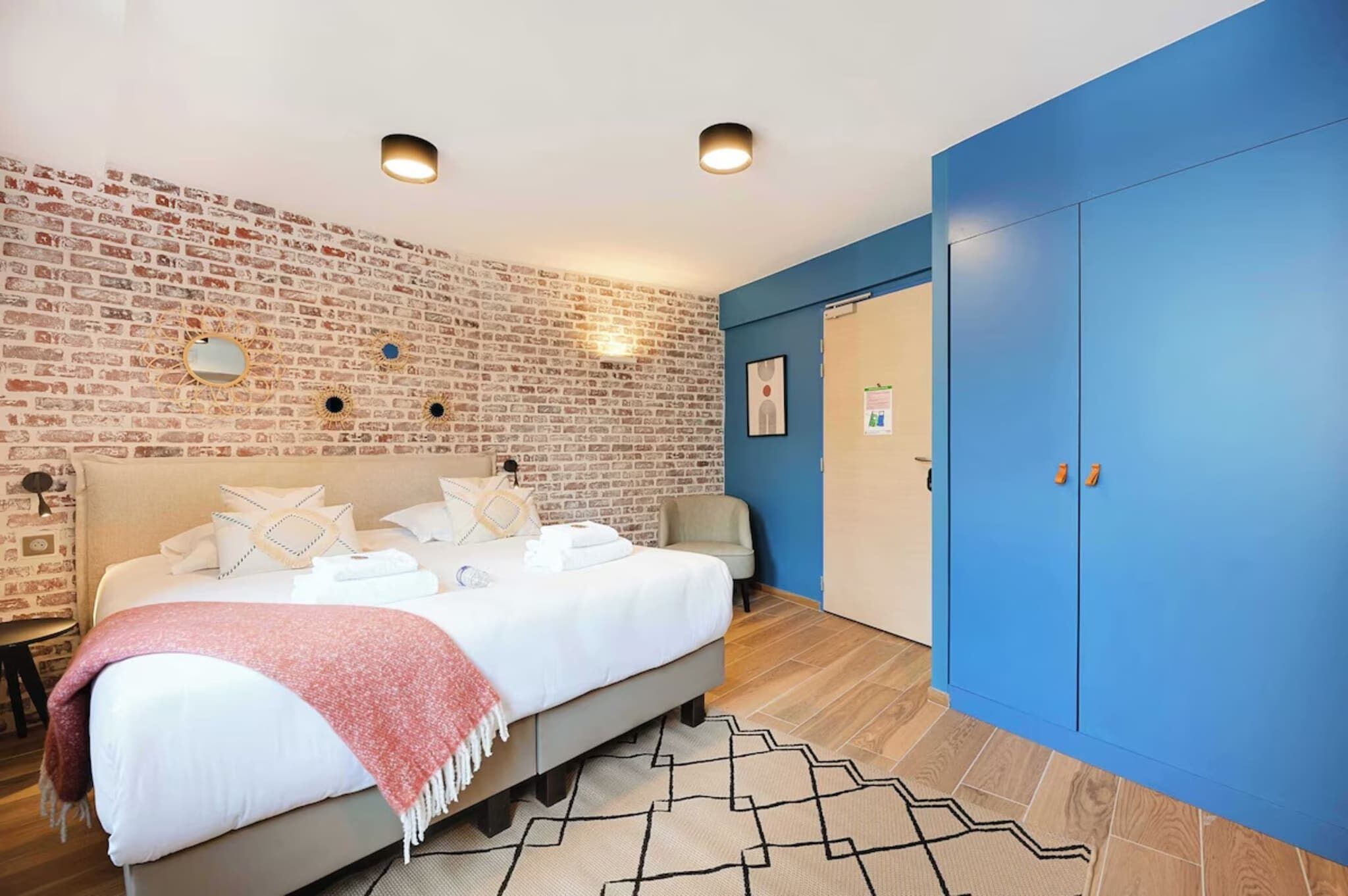 1 多间卧室、床单