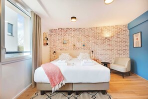 1 bedroom, bed sheets
