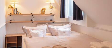 1 bedroom, travel cot
