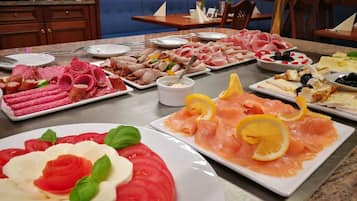 매일 유럽식 아침 식사(1인당 EUR 14.5)