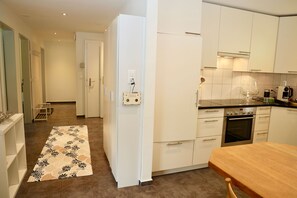 Fridge, stovetop, dishwasher, toaster