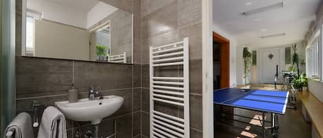 Douche, séchoir à cheveux, serviettes fournies, papier de toilette