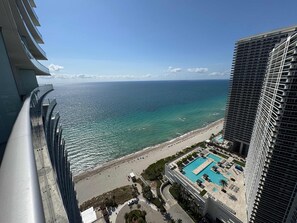 A high-rise hotel with a pool and beach view. - Wonderful Views at Lyfe Resort @rent4us (Hollywood)
