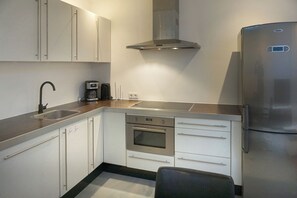 Jääkaappi, mikroaaltouuni, uuni, liesi