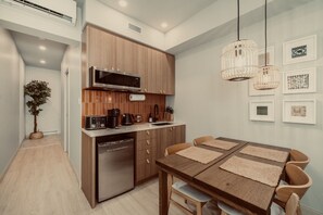 Kühlschrank, Mikrowelle, Wasserkocher mit Kaffee-/Teezubehör