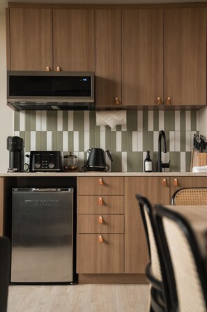 Réfrigérateur, micro-ondes, cafetière/bouilloire, grille-pain