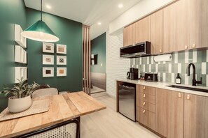 Køleskab, mikrobølgeovn, kogeplade, kaffe-/temaskine