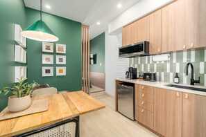 Refrigerador, microondas, cafetera y tetera y tostadora 