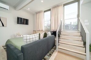 6 bedrooms, desk, free WiFi, bed sheets