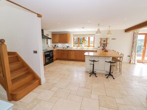 Cottage | Private kitchen | Dishwasher, cookware/dishes/utensils - Filly Brook (Worcester)