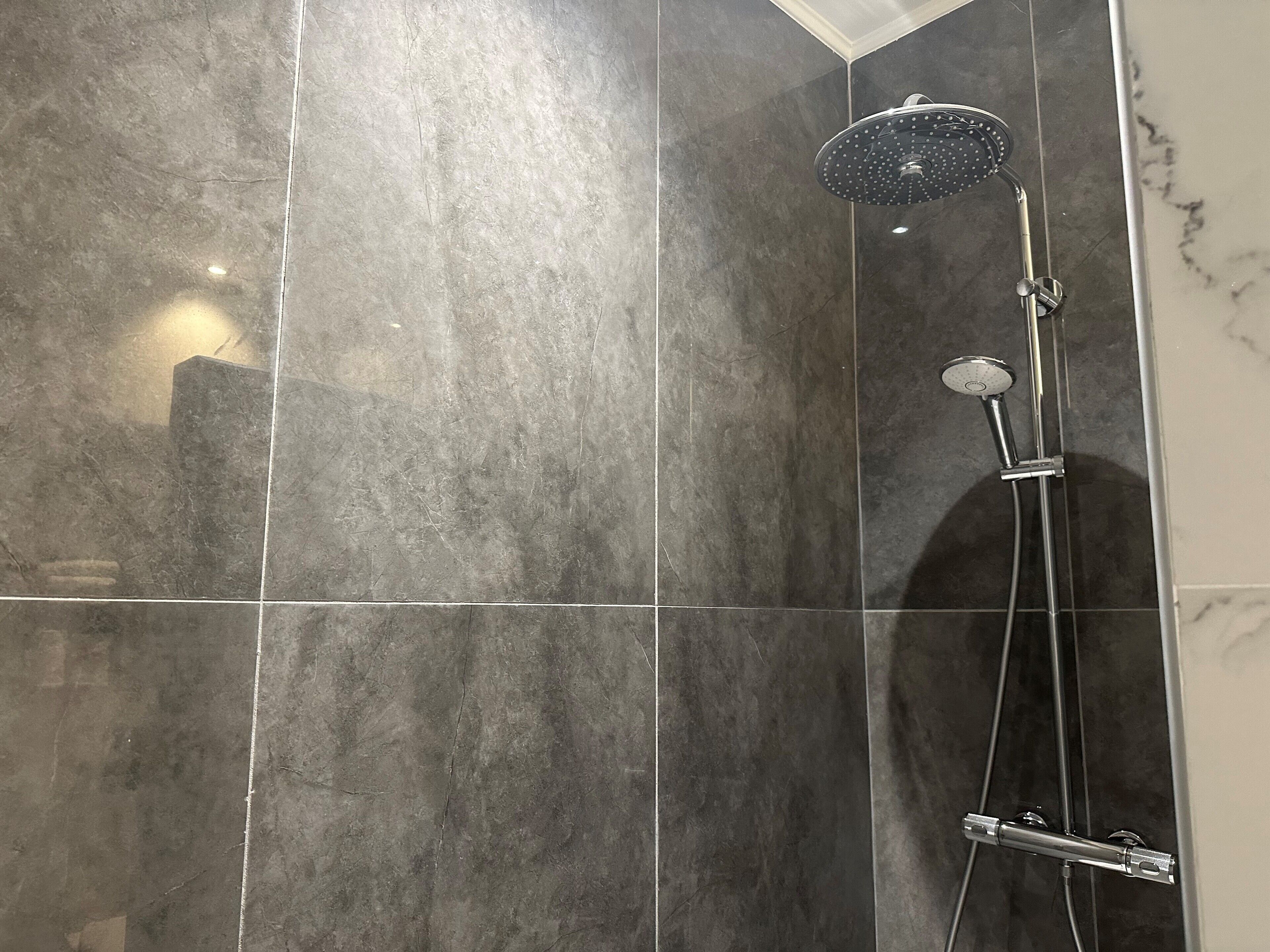 Douche, sèche-cheveux, serviettes fournies, savon