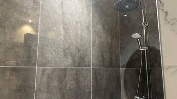 Douche, sĂšche-cheveux, serviettes fournies, savon