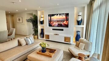 En 55-tommers smart-TV med digitale kanaler samt Netflix