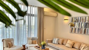 Ein modernes Wohnzimmer mit einem Ecksofa, einer Liege und einem Couchtisch mit Dekoration.
