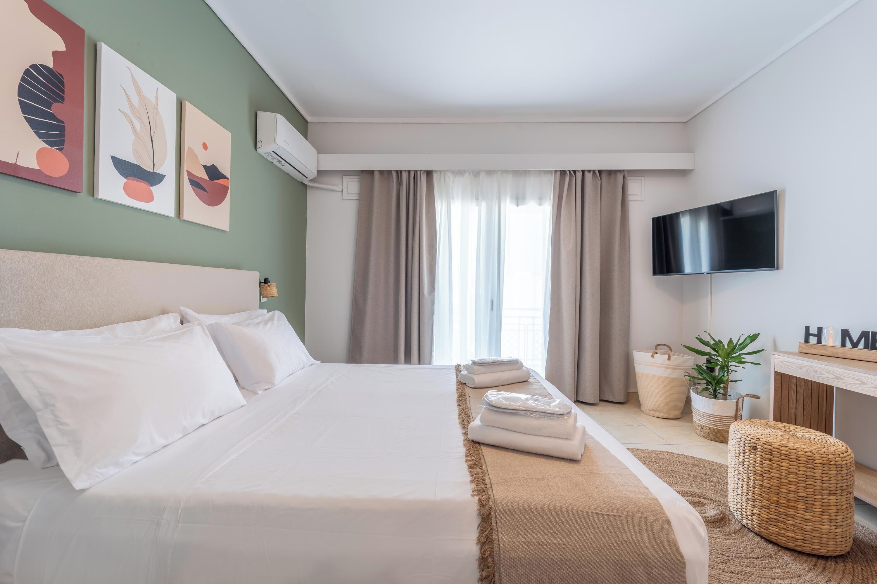 2 bedrooms, in-room safe, iron/ironing board, free WiFi