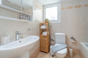 Sèche-cheveux, serviettes fournies, savon, shampoing