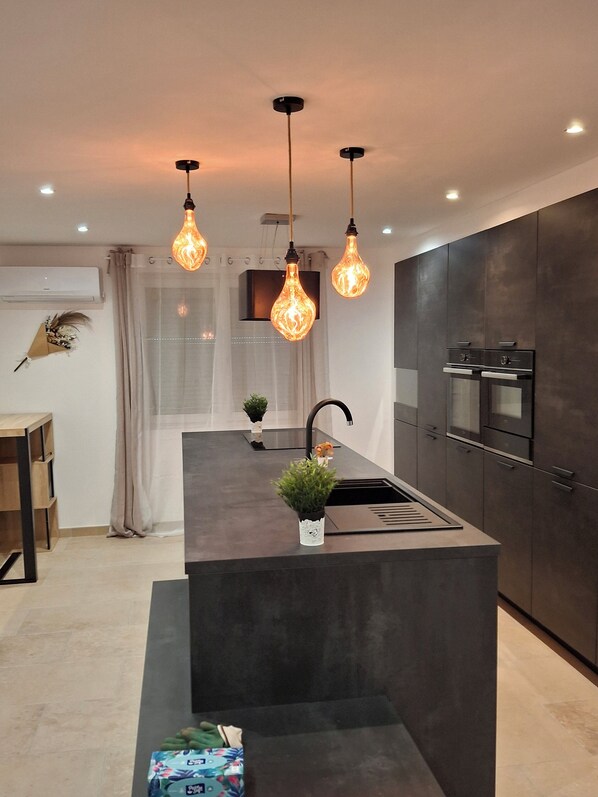 Mikrowelle, Ofen, Herdplatte, Geschirrspüler