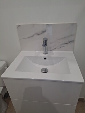 Dusche, Handtücher, Toilettenpapier