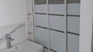 淋浴设施、免费洗浴用品、毛巾、卫生纸